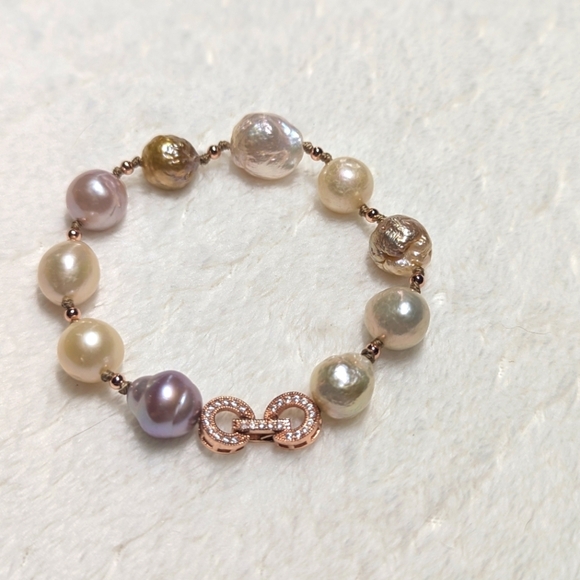 Vintage Faux Pearl Bracelet with Rose Gold Accents - Picture 9 of 9